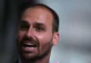 Eduardo Bolsonaro muda tom e elogia “conversa” entre Lula e Trump