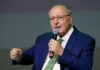 “Clã Bolsonaro pensa mais em si do que no país”, diz Alckmin