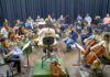Alunos fazem apresentações musicais gratuitas antes do recesso escolar