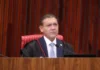 TSE avalia punir Flávio por uso de IA com imagem de Jair Bolsonaro