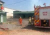 Bombeiros veem risco de desabamento de galpão atingido por incêndio