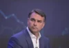 PF avalia pedir bloqueio de bens de Flávio Bolsonaro após fuga